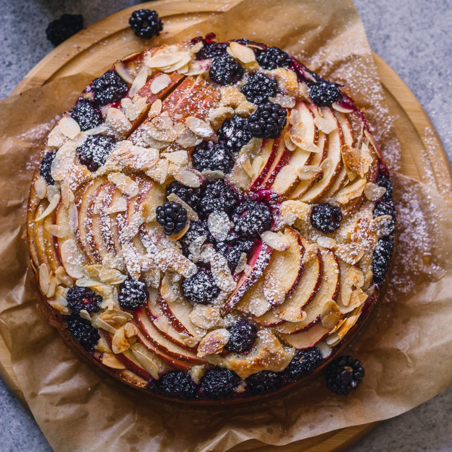 apfel brombeerkuchen mir rührteig auf einem Stück Backpapier