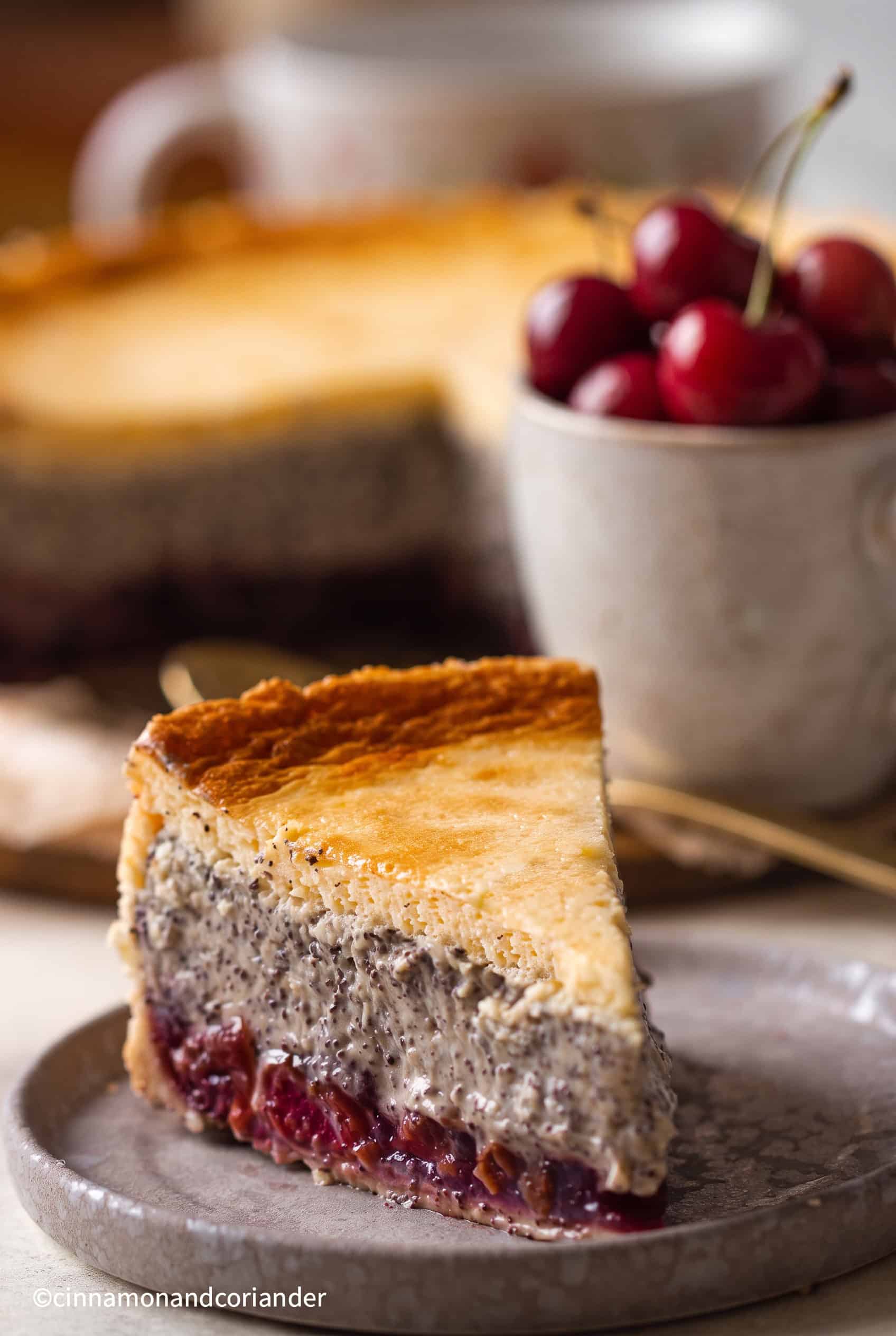 ein Stück Mohn Schmand Kuchen mit Kirshen und Schmand Guss 