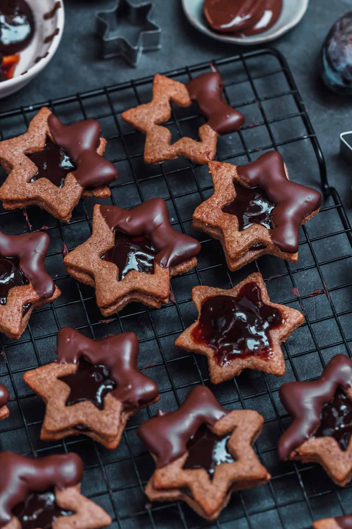 gefüllte Zimtsterne Plätzchen mit Pflaumenmus mit Schokoladen Glasur auf einem Gitter