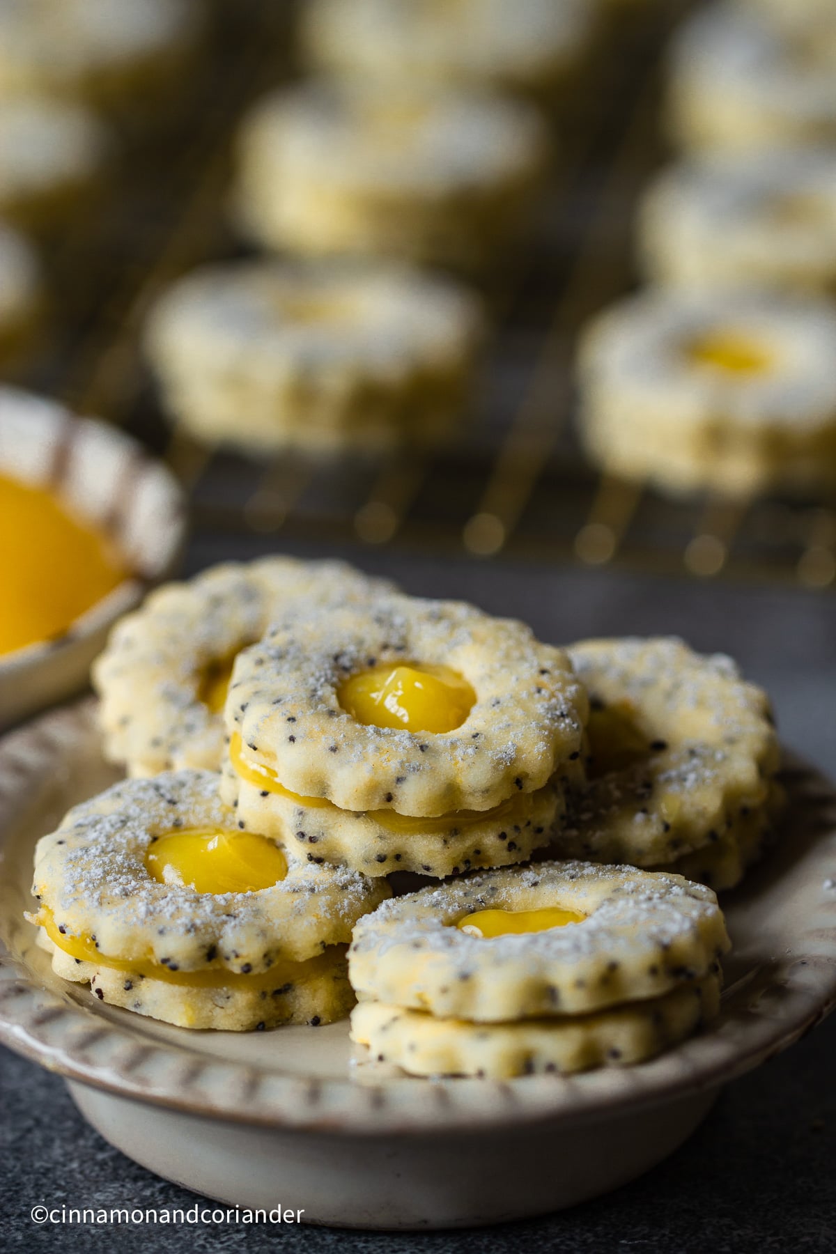 kleine runde Mohn Plätzchen mit Lemon Curd gefült auf einem kleinen dessert teller 