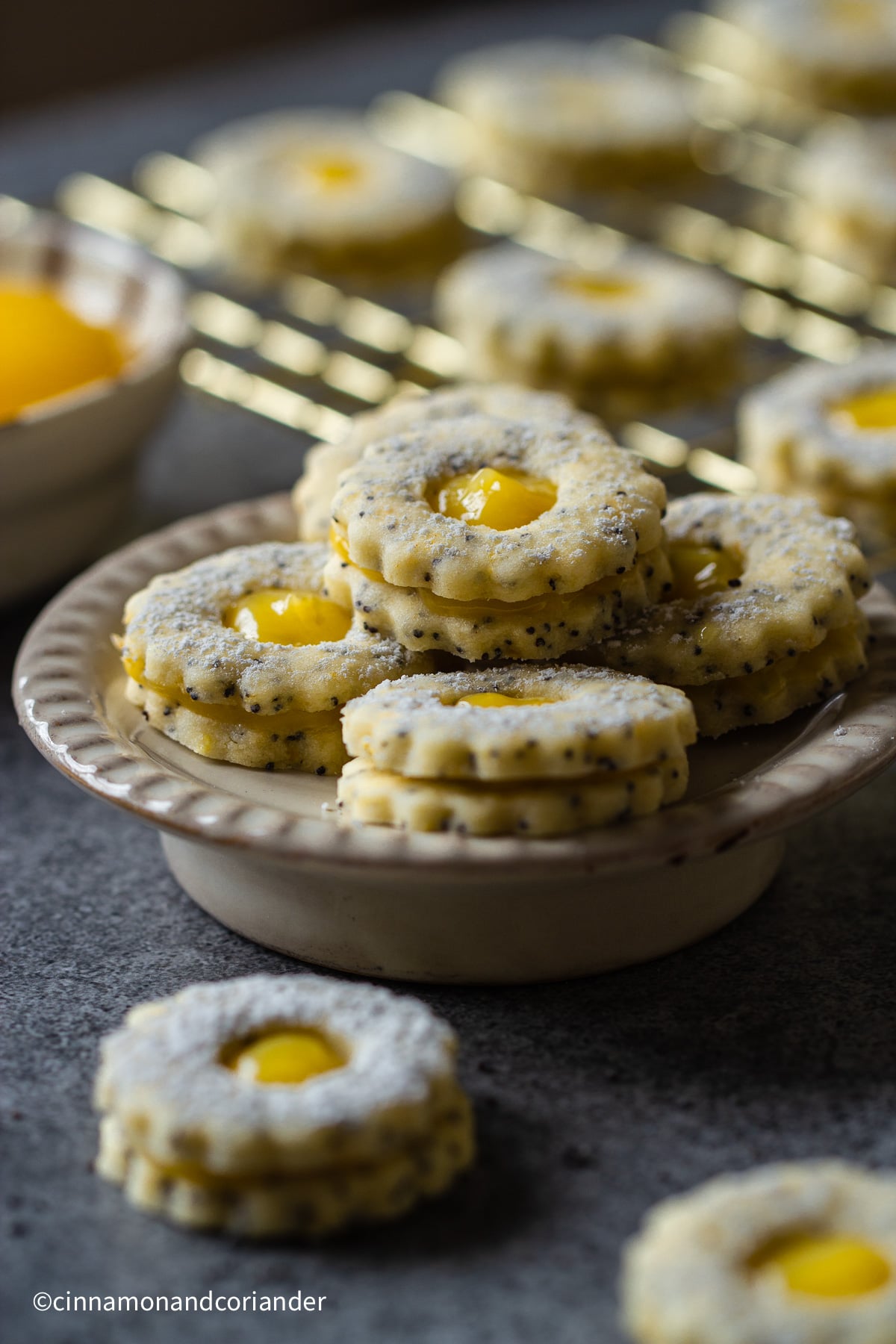 ein kleiner Keksteller mit Mohn Plätzchen mit Lemon Curd gefüllt