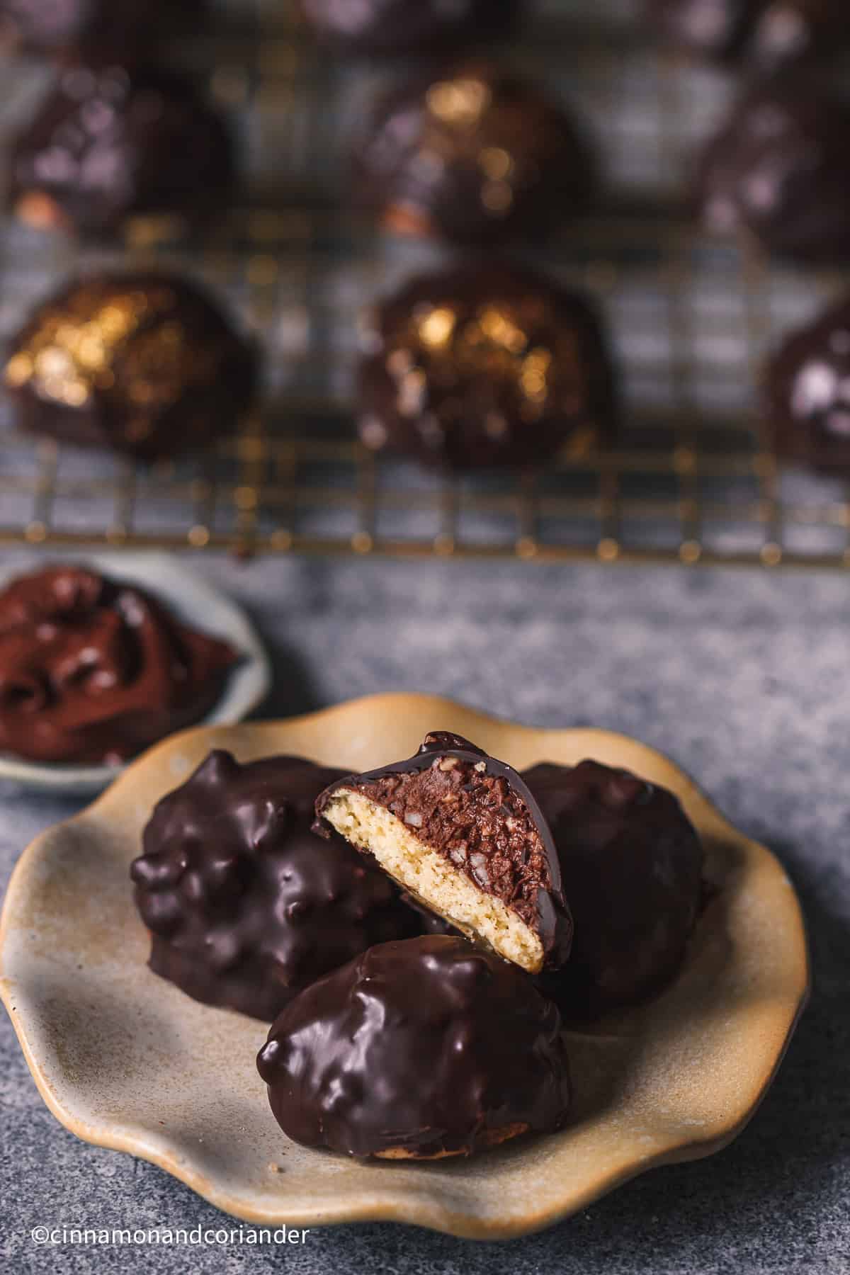 Rocher Plätzchen mit Nougat auf einem kleinen Keksteller 