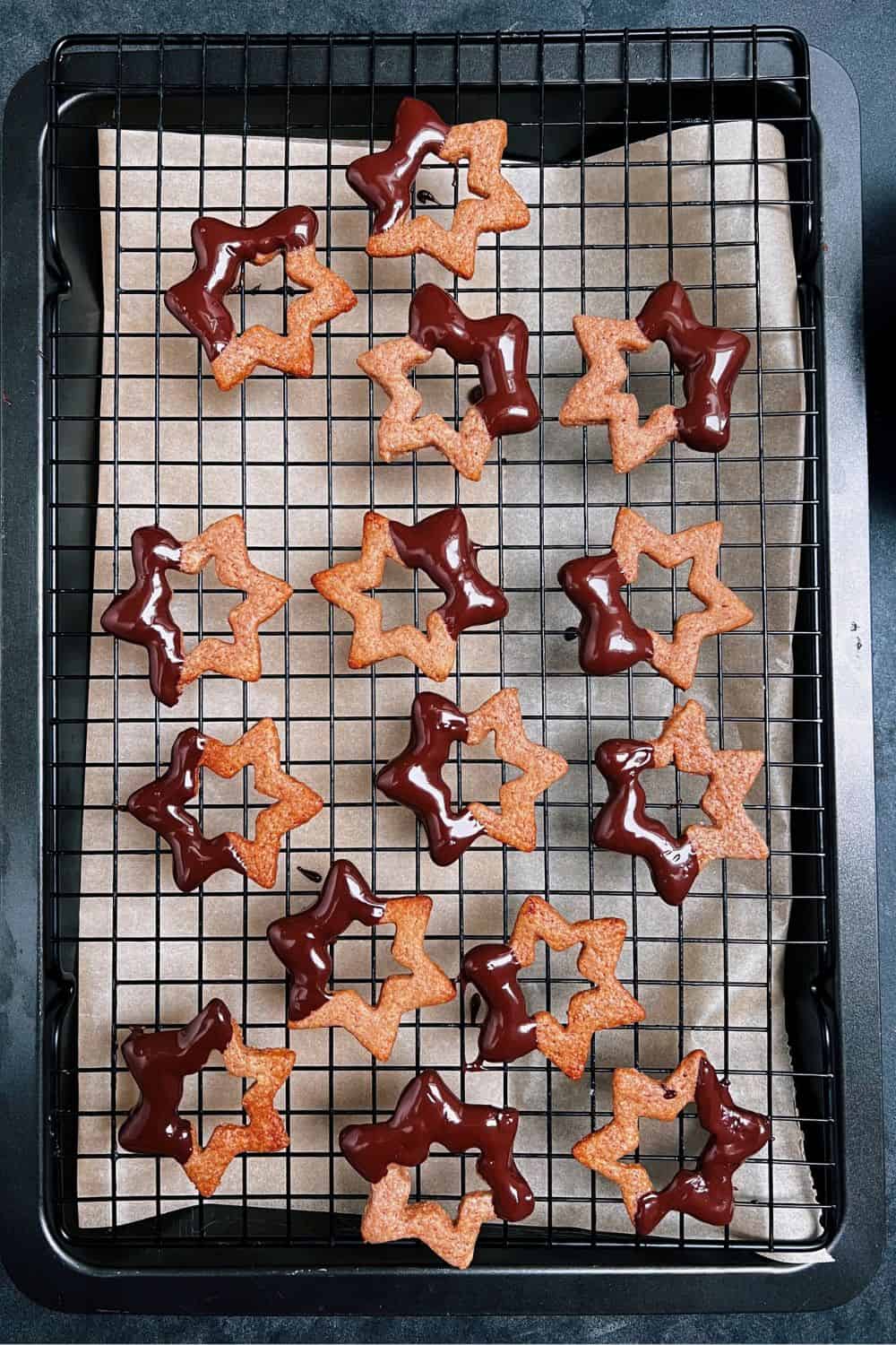 Sterne Plätzchen mit Schokoladen Glasur auf einem Gitter 